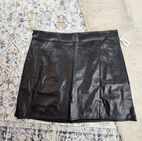Old Navy Dresses & Skirts - Old Navy Faux Leather Mini Skirt XL Black BNWT
